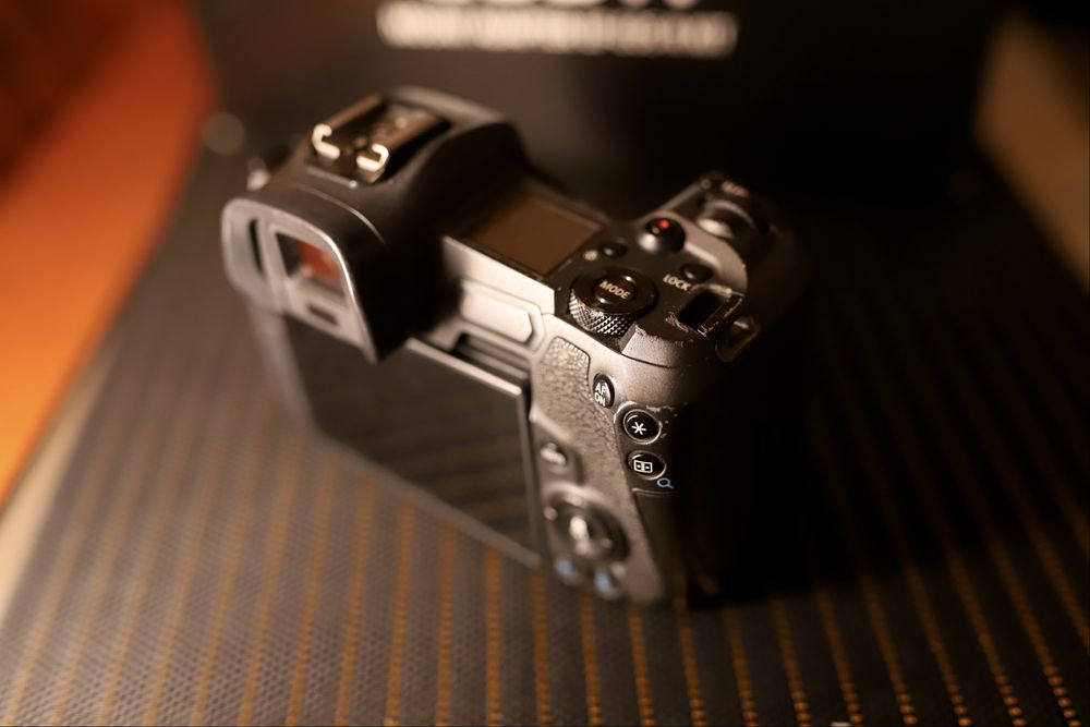 Продаю Canon EOS R