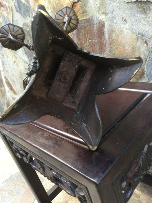 Candelabro Gótico Bronze séc XIX 39 cm Altura 2,700 kg de peso