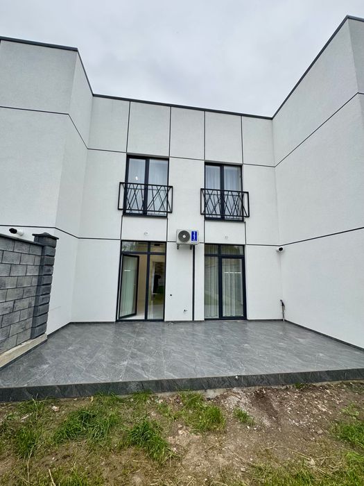 Продам котедж з ремонтом в районі Щасливе!