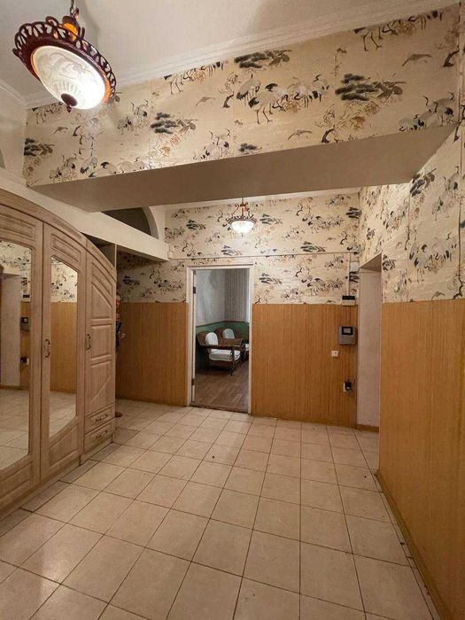 ПРОДАМ трикімнатну квартиру 91 м2 зі своїм окремим фасадним входом та підвалом у сталінці, Приморський район
