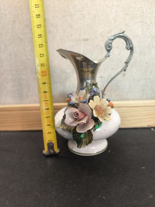 Elegante Jarra de Vidro Soprado com Flores Relevo