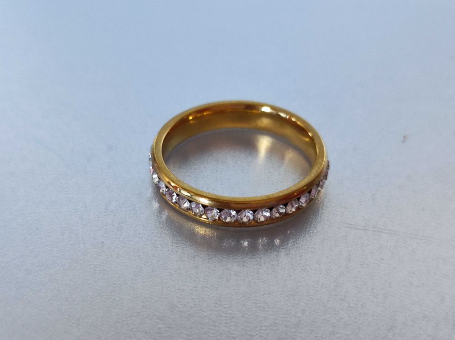 pierścionek obrączka z cyrkoniami r 18mm stal szlachetna