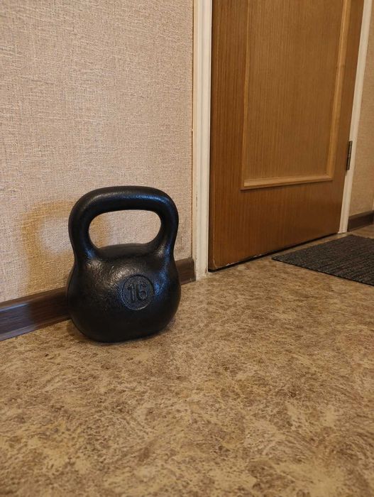 Продам спортивную гирю 16 кг производства СССР, чугунная в отличном состоянии