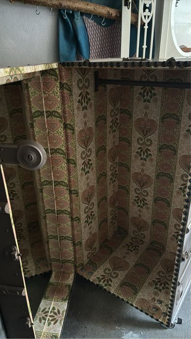 Baú roupeiro recuperado em bom estado