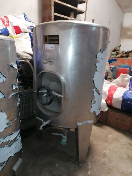 Depósito em inox para vinho