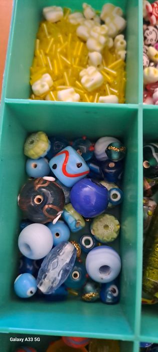 Peças de bijuteria caixa e brincos