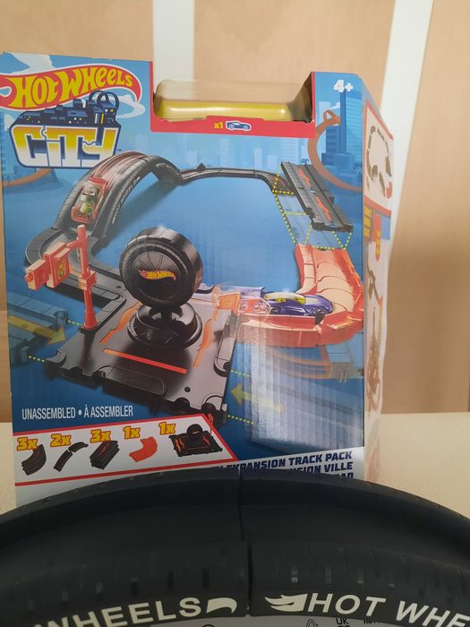 Várias pistas da Hot Wheels