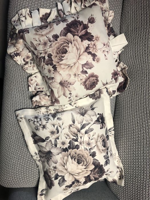 Poduszki ozdobne dwie sztuki w kwiaty z falbanką