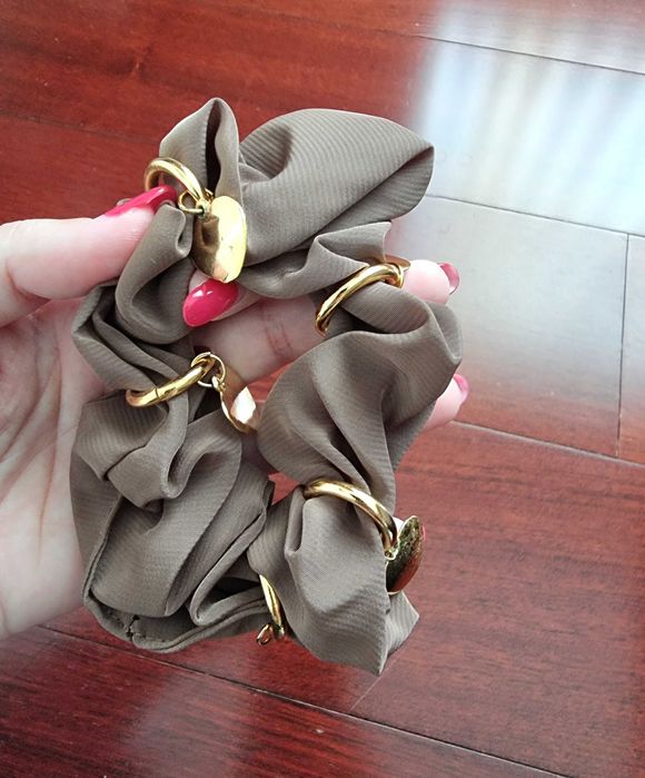 Elástico de cabelo verde seco acastanhado com corações dourados