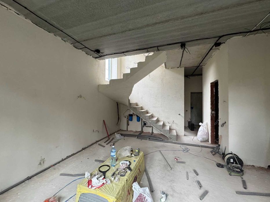 Таунхаус р-н Центрального Парку з початковим ремонтом. Газ.