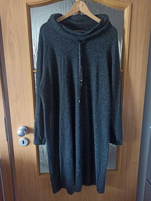 Ciepła sukienka z szerokim golfem, Nowa bez metki, rozm. L, C&A