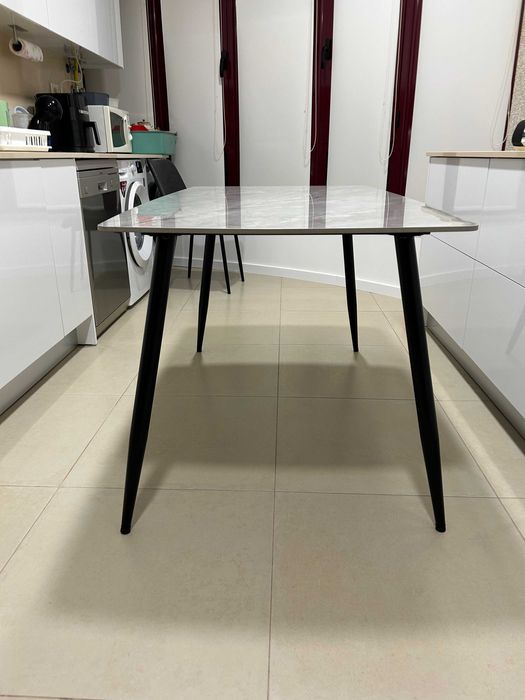 Vendo Mesa e Cadeiras