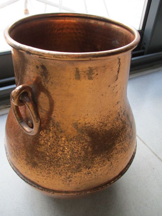 Jarrão antigo Vintage em cobre martelado c/ 2 argolas laterais, altura 28 cm