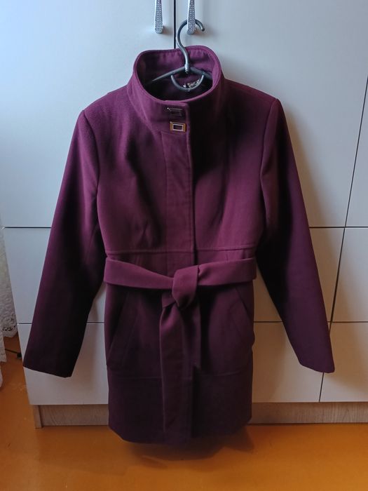 Продам демісезонне пальто
Розмір: 42
Стан: гарний, без плям і пошкодже