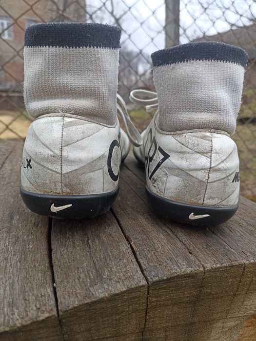 Бампи Найк, футзалки, футбольне взуття Nike