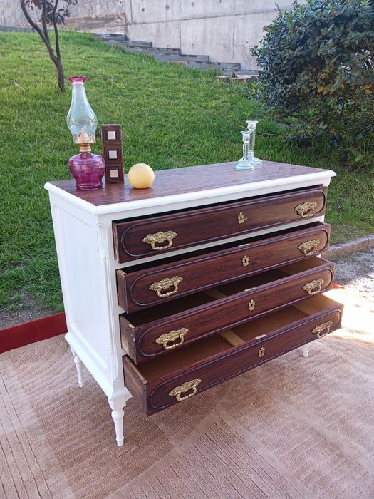 Cómoda em estilo clássico antigo, restaurada
