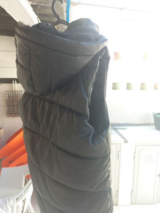 Casaco quispo sem mangas e comprido