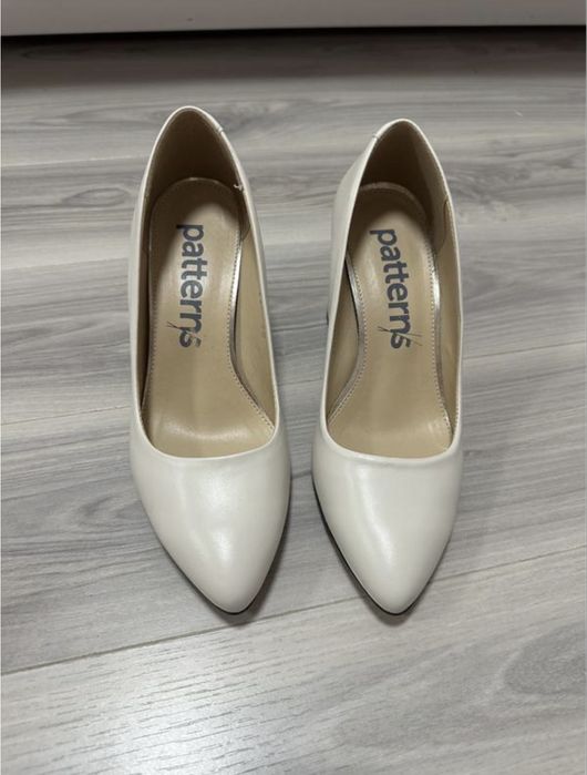 Туфельки бежеві нові