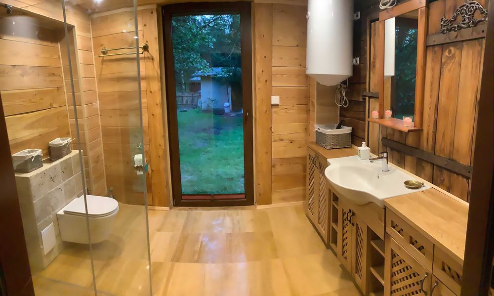 Zimowe noce las i widok gwiazd. Modrzewiowy domek nad Wkrą zaprasza