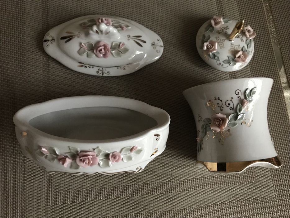 Фарфоровые шкатулка и сахарница