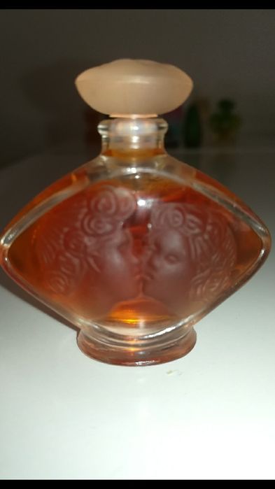 Shelf with miniature perfume bottles, filled and original64286110710659122