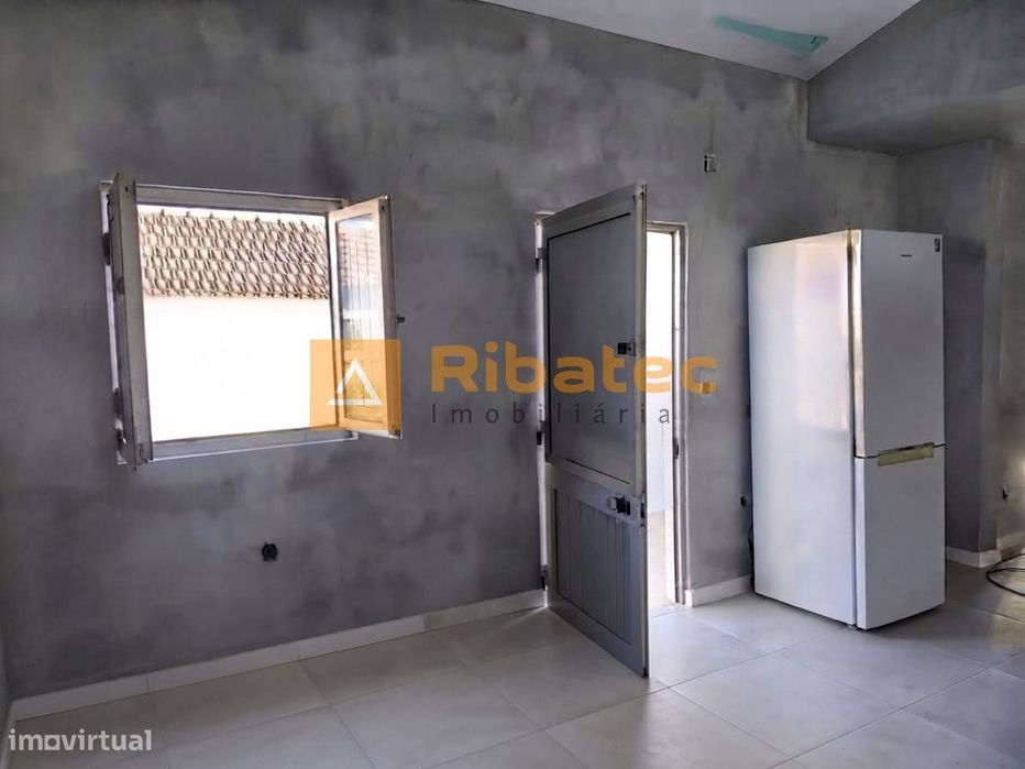 Moradia T2 remodelada com terreno na Fajarda
