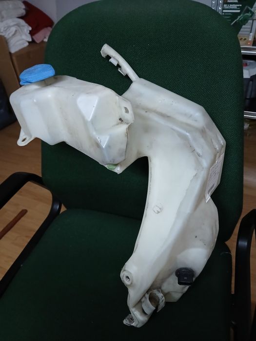 Reservatório limpa vidros