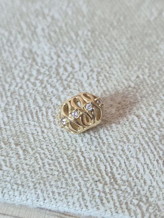 Złoty charms kulka białe cyrkonie 585