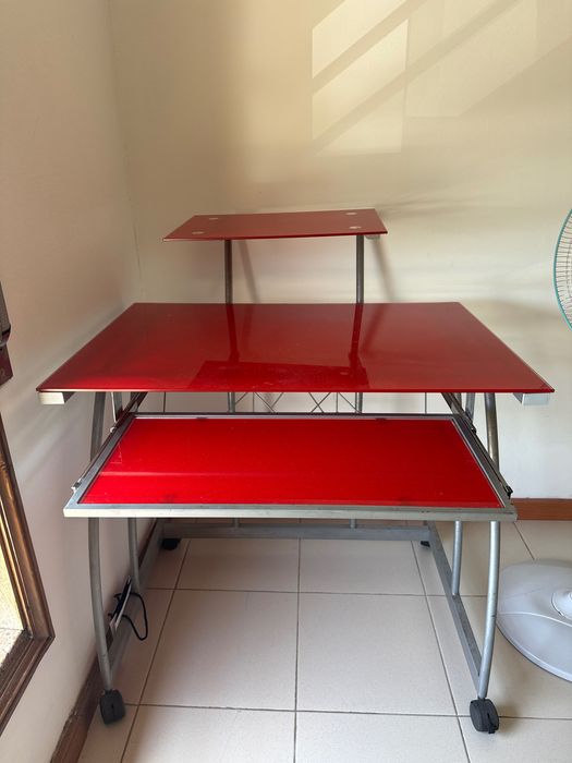 Secretaria/Mesa vermelha
