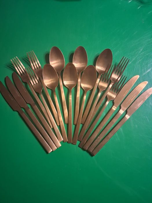 Sztućce Crofton, Złoty