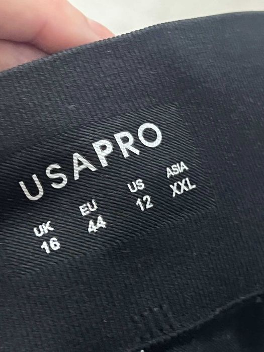 чорні легінси від USA Pro мають високу посадку розмір ххл