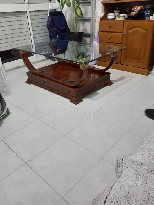 Mesa de sala com tampo de vidro.