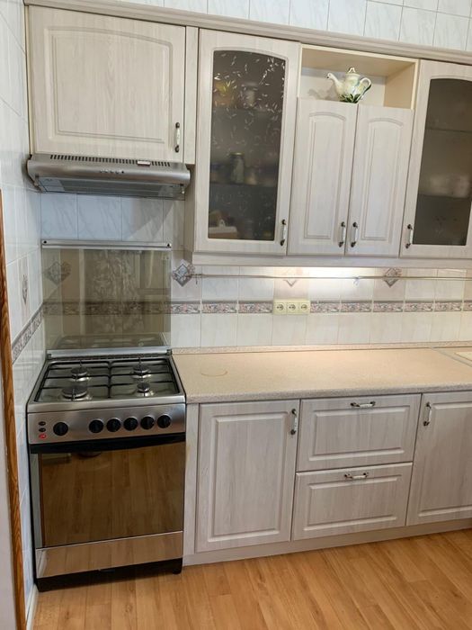 Продам угловую кухню с встроенной техникой