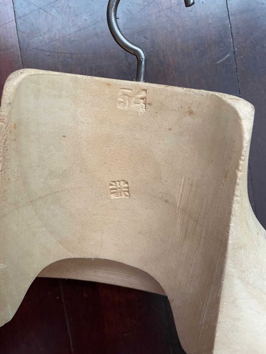 Cabide de alfaiataria em madeira maciça antigo em óptimo estado