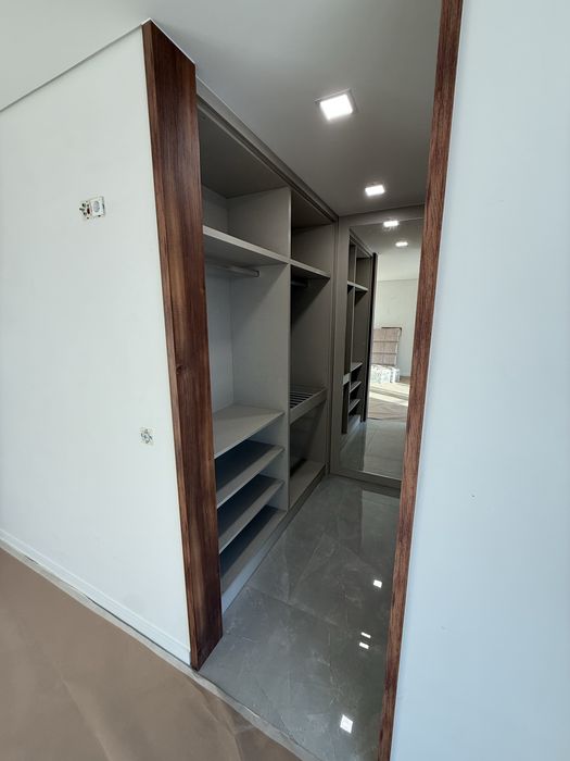 Closet  amplo com arrumacao