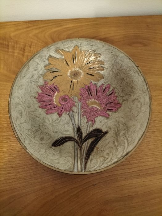 Conjunto de centro de mesa e prato de parede.