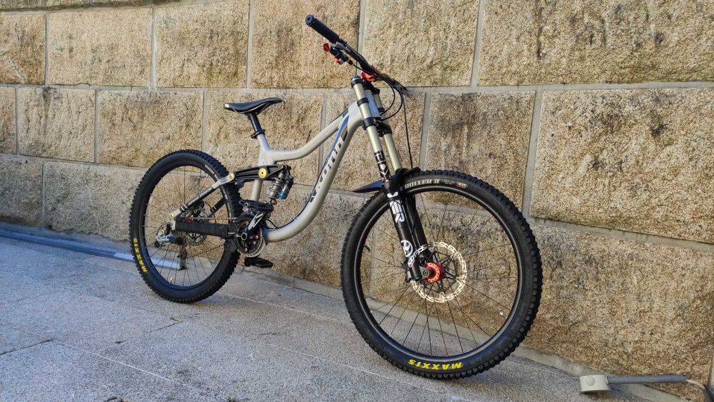 Bicicleta de downhill Kona Supreme Operator 2012
