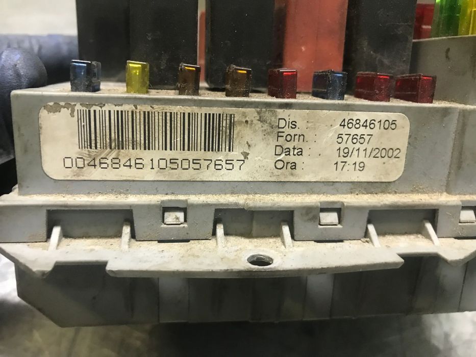 CAIXA DE FUSIVEIS FIAT STILO 46846105