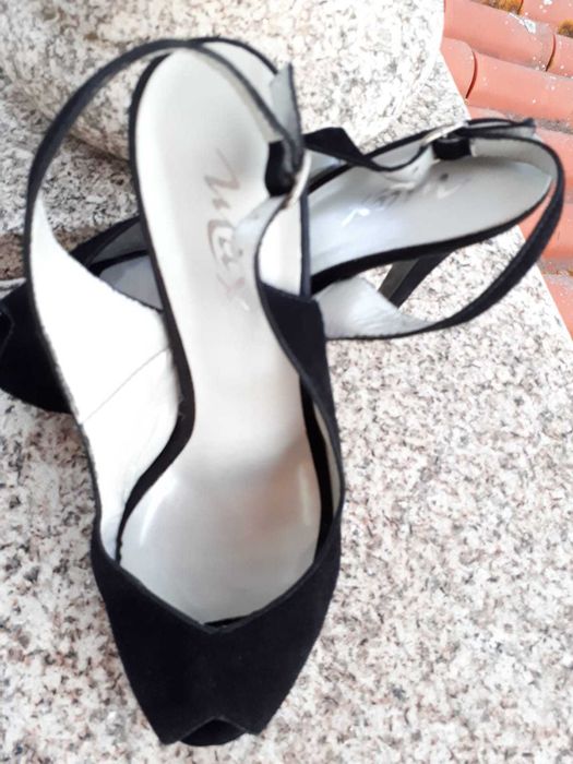 Sandálias pretas tamanho 39