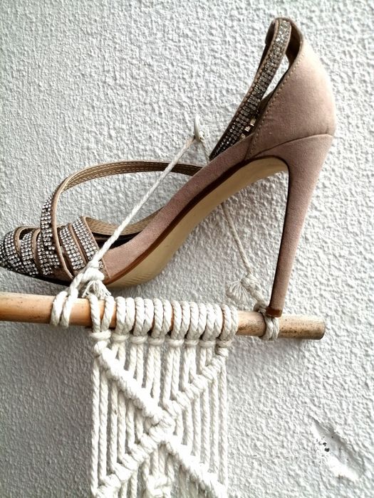 Sandália com muitas tiras, em pele