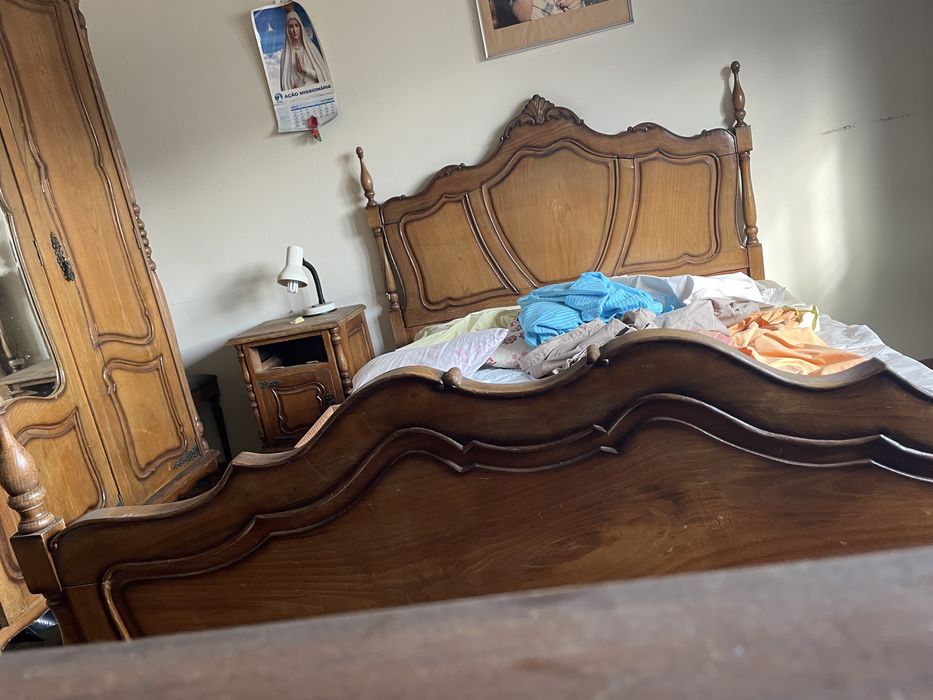 Mobilia antiga em madeira maciça