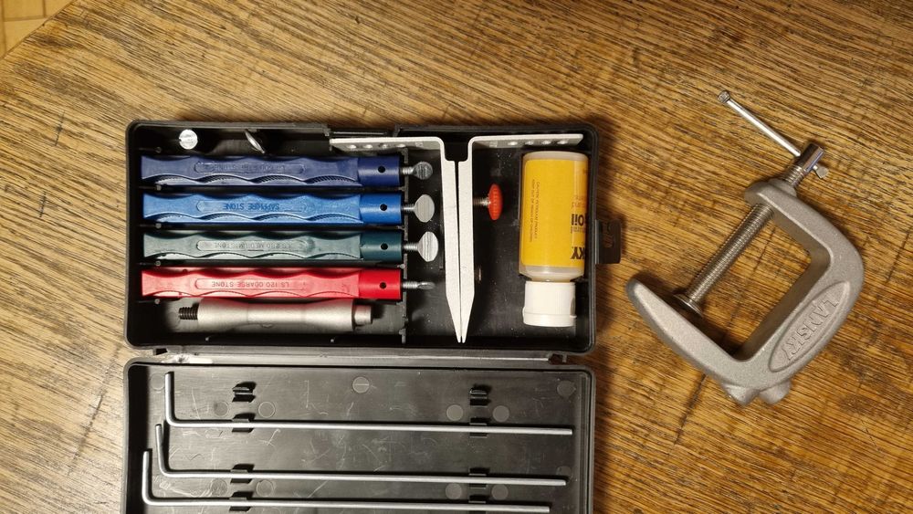 Zestaw do ostrzenia Lansky - 4 kamienie, imadło, olej