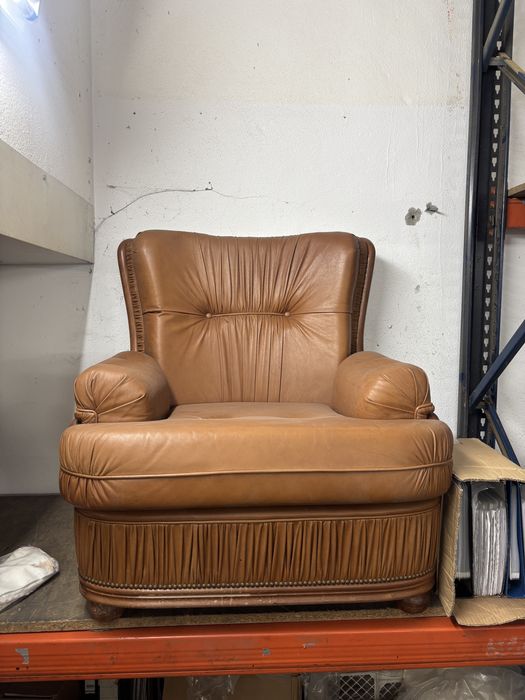 Conjunto sofá cama de pele e duas poltronas