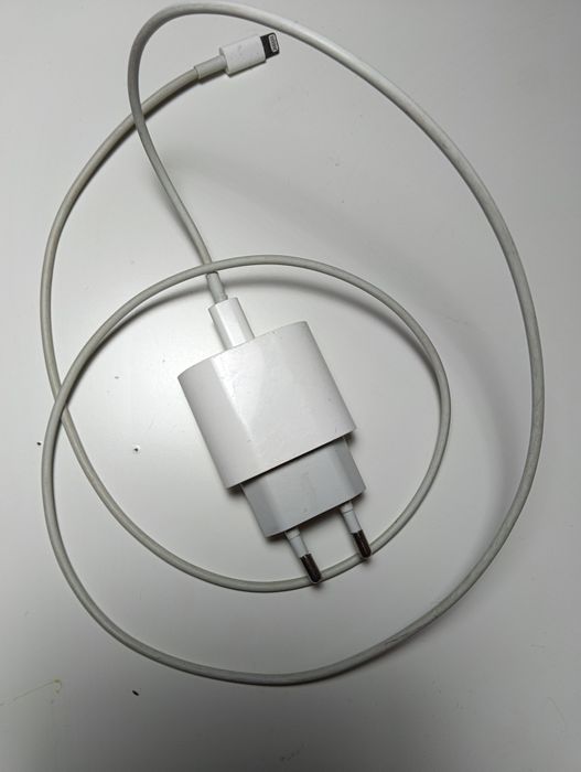 Oryginalna ładowarka Apple wraz z kablem do ładowania .