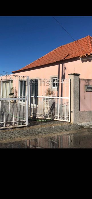 Arrendo moradia T3 com jardim