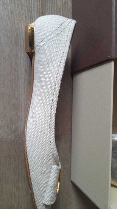 Sabrinas Brancas Louis Vuitton detalhes dourados