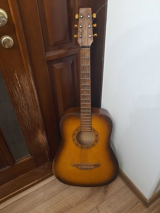 большую гитару шестиструнную