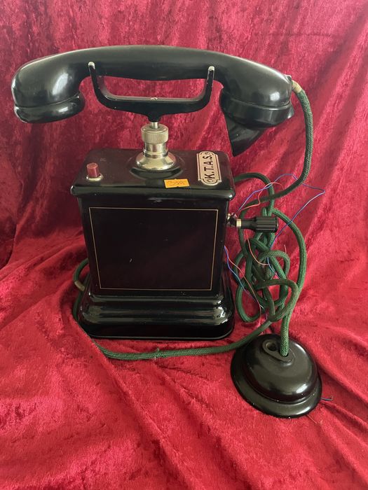 Zabytkowy telefon na korbkę