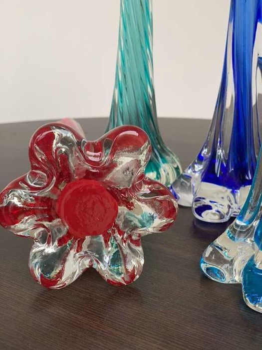 Різнокольорові скляні вази в стилі арт деко