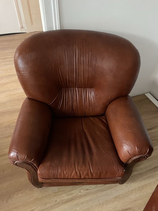 Sofas em pele bom estado